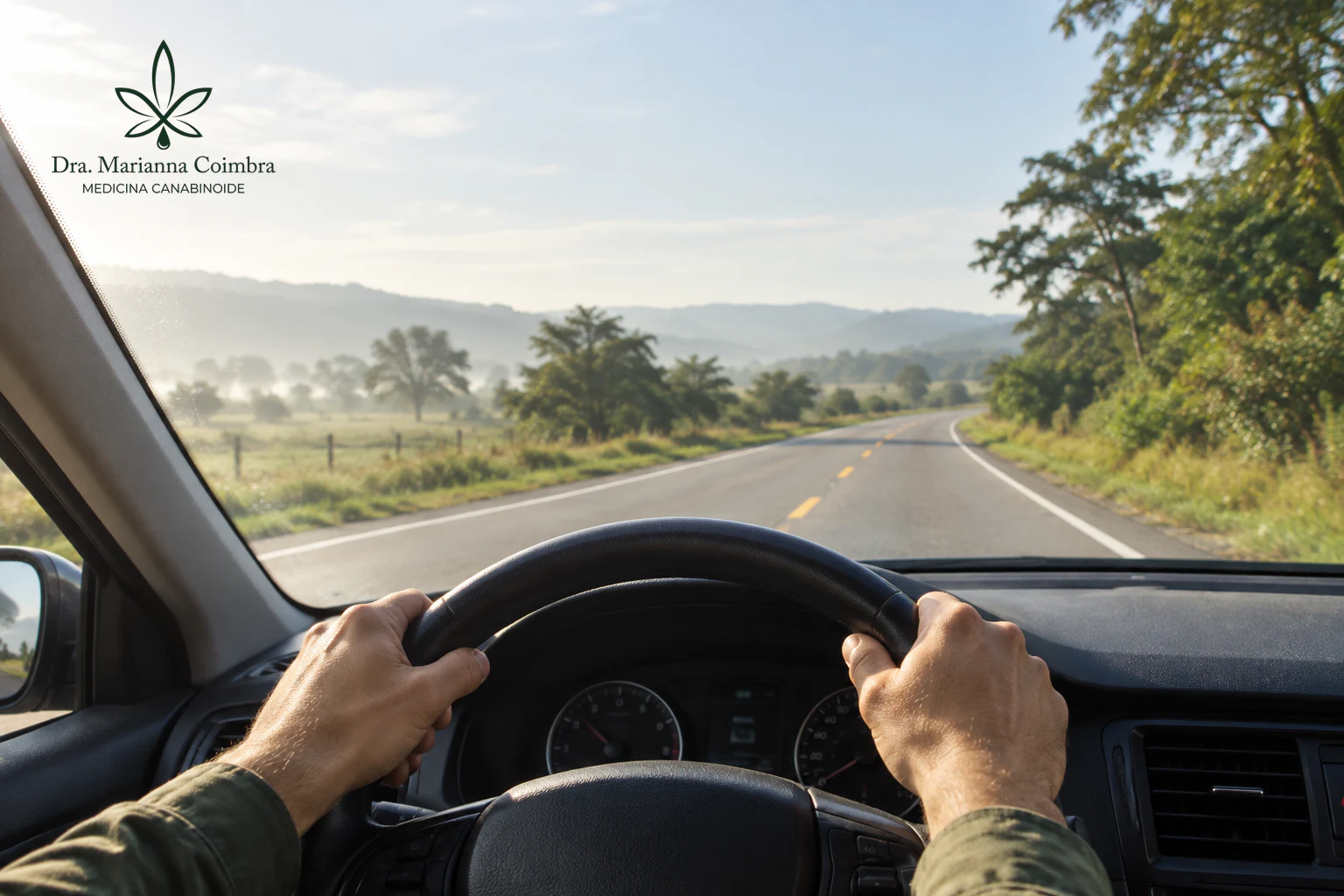 Mãos ao volante em uma estrada rural, com a identidade visual da Dra. Marianna Coimbra no céu